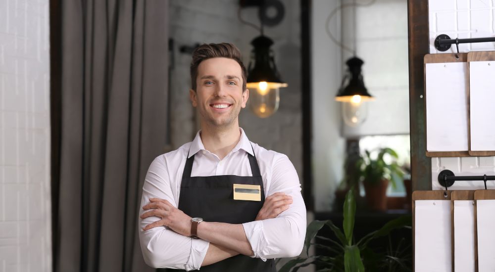 Uśmiechnięty kelner